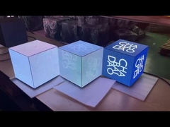 큐브는 LED 아드베르싱 이사회를 보여주는 5 편을 드러냅니다