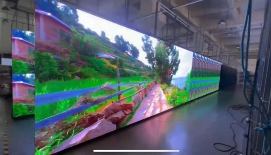 고 휘도 아드베리스팅을 위한 P4 RGB 야외 LED 디스플레이를 보여주는 화면