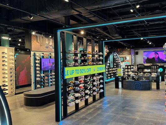 Indoor Outdoor Lighted Window Signage Featuring Customized Pixel Pitch for Effective Visual Communication and Enhancement