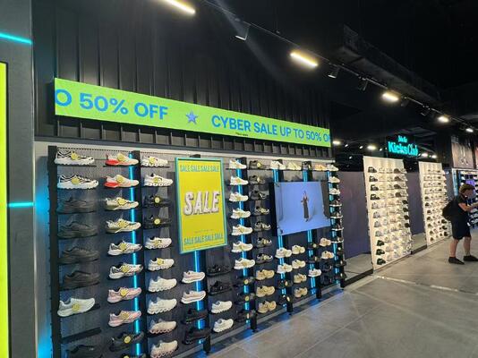 Indoor Outdoor Lighted Window Signage Featuring Customized Pixel Pitch for Effective Visual Communication and Enhancement